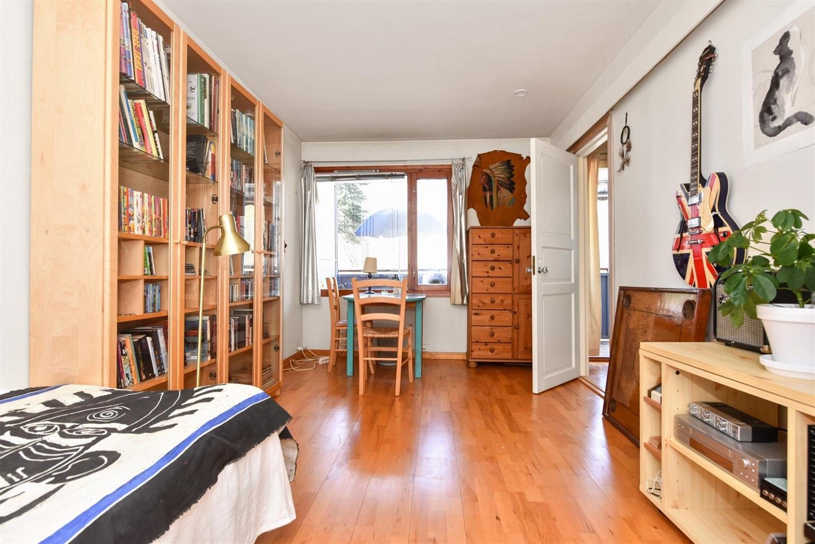 Soverom 3 vender mot skogen. Galleribilde