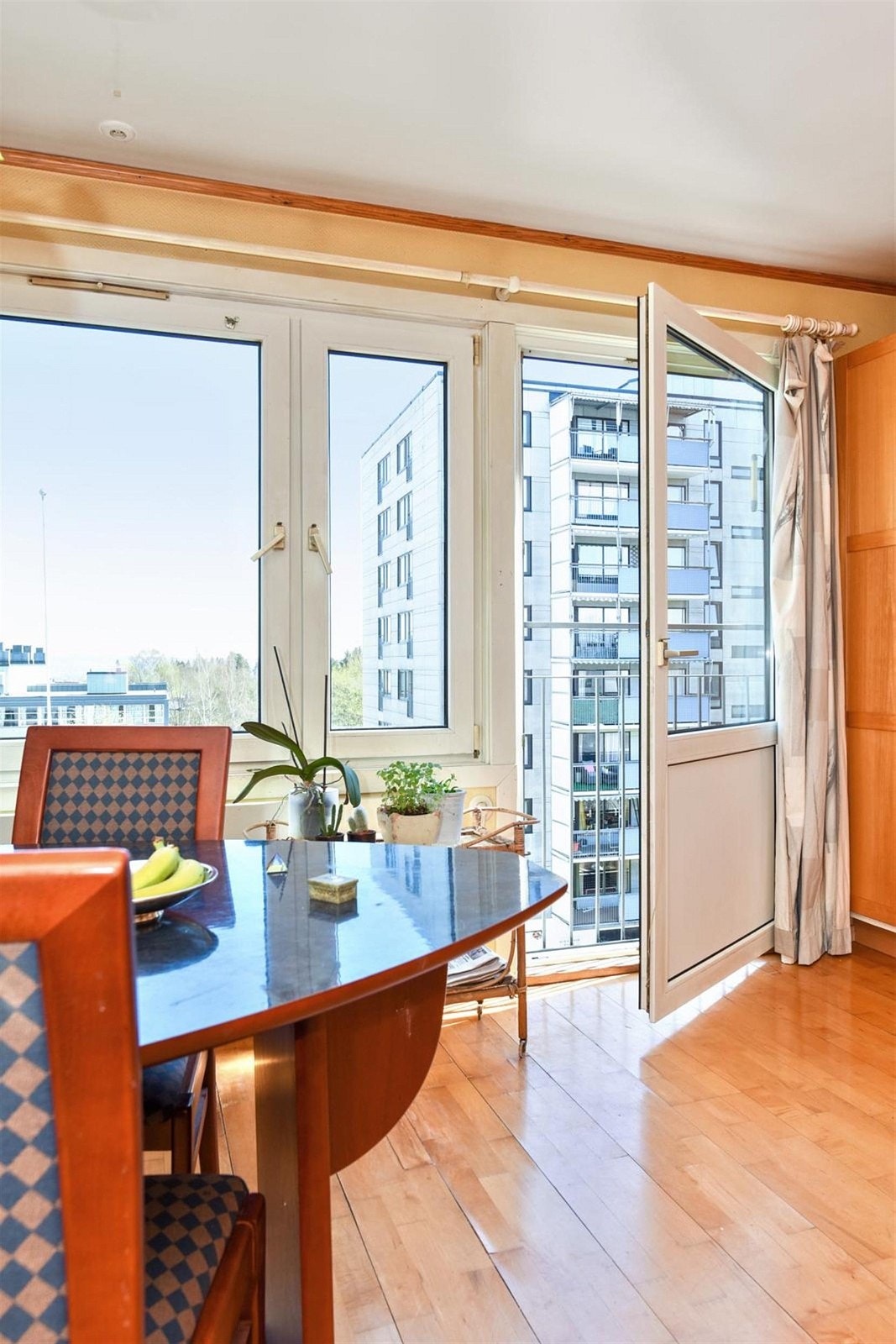 Luftig og lyst kjøkken med fransk balkong. Galleribilde