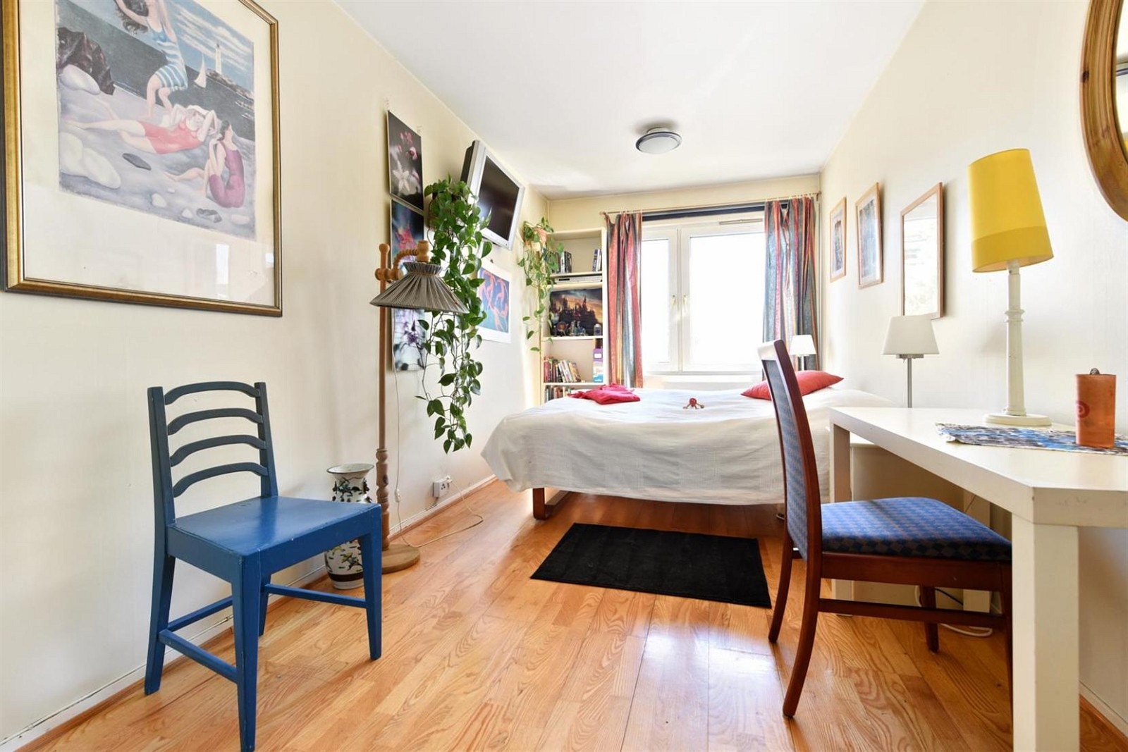 Soverom 1 er romslig og har plass til dobbeltseng. Galleribilde