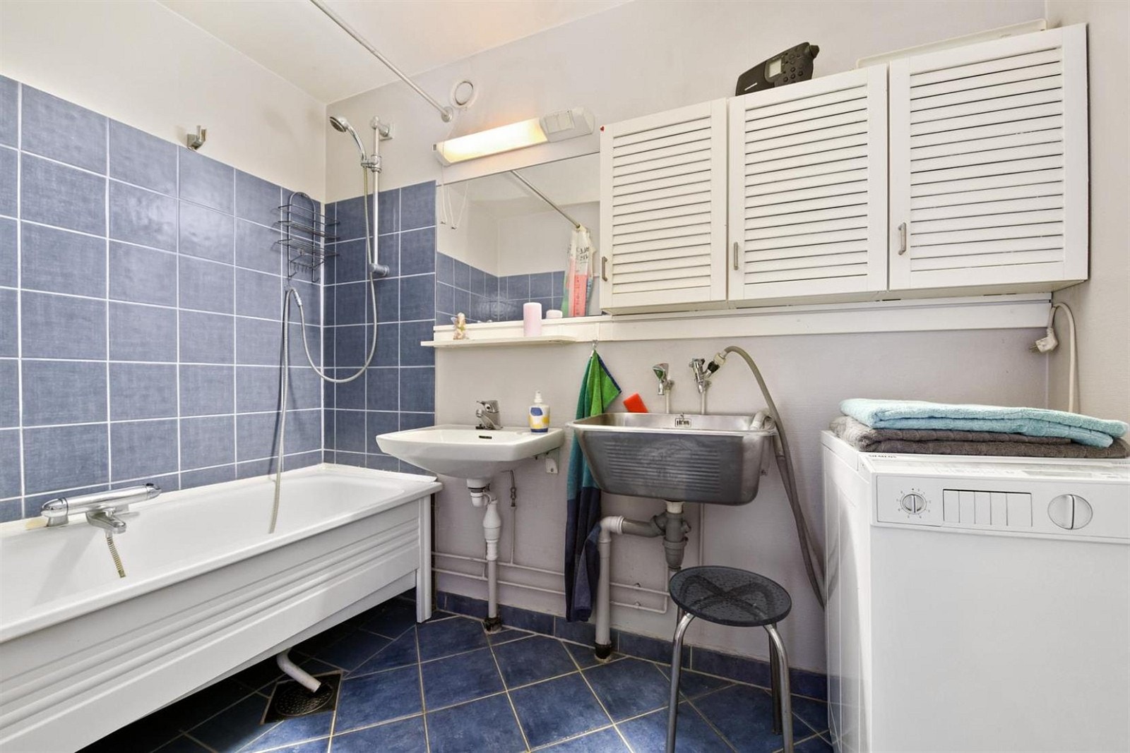 Badet er stort og har opplegg for vaskemaskin. Galleribilde