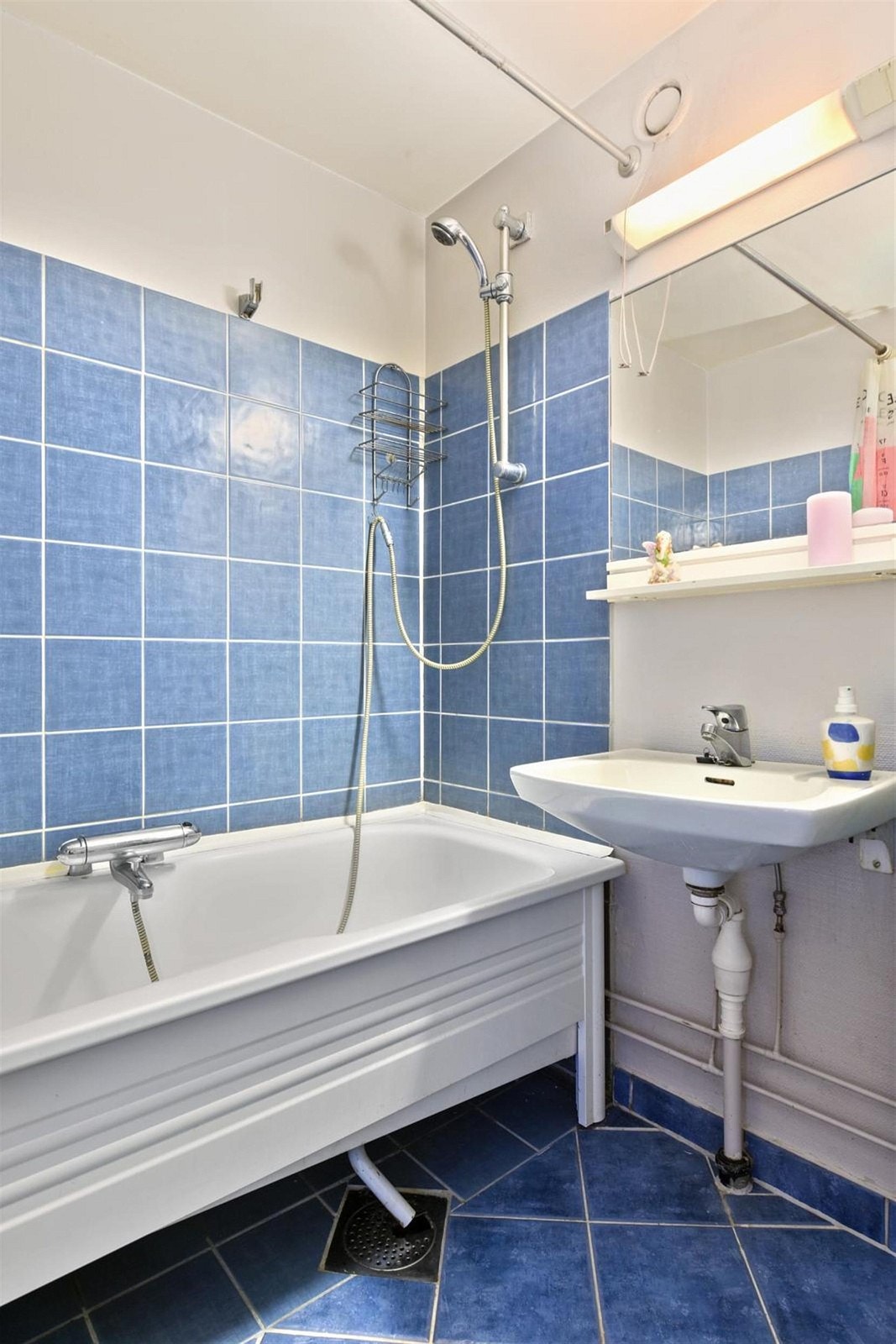 Flislagt bad. Badekar med dusj. Galleribilde