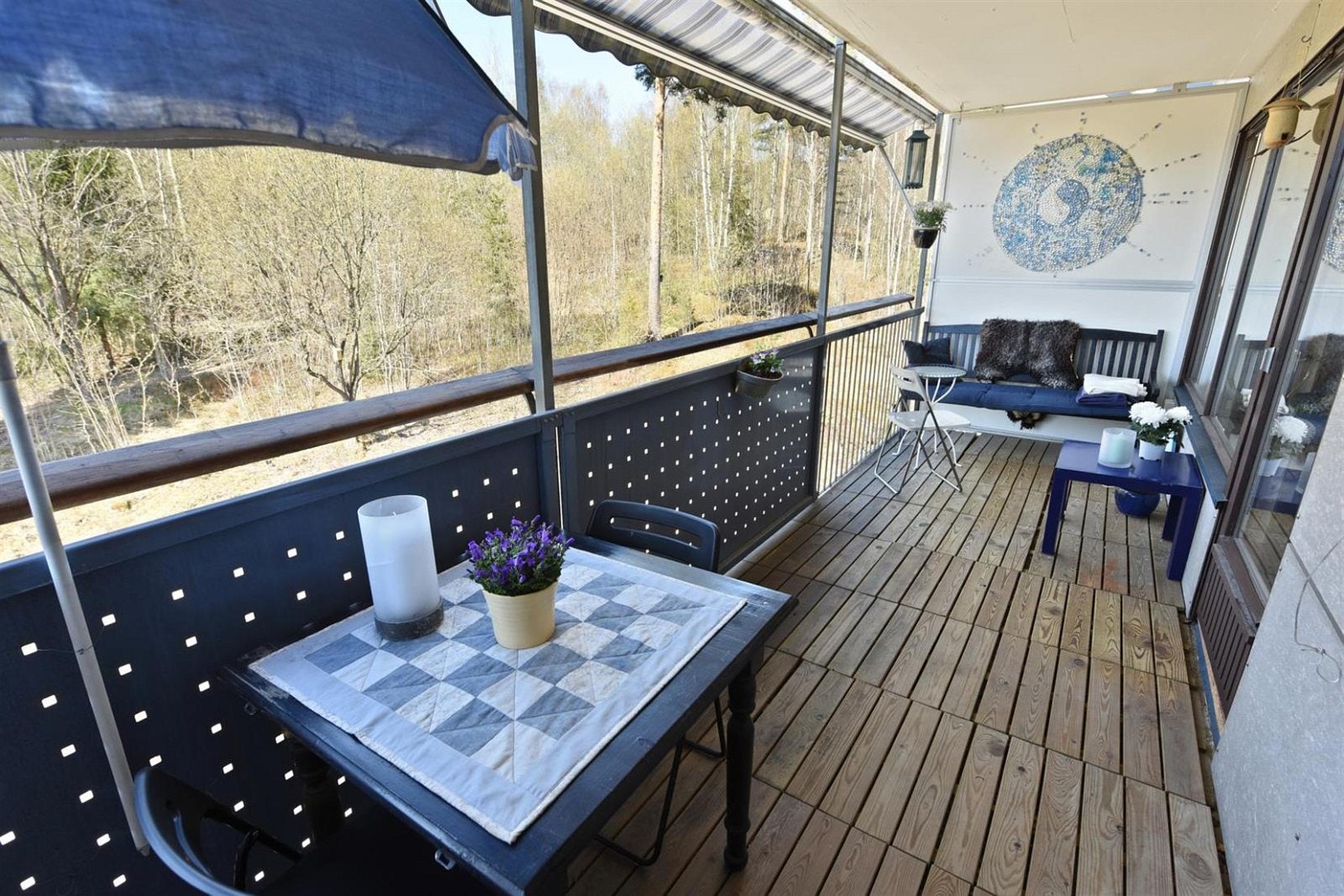 Du kan sitte helt usjenert på den vestvendte balkongen. Galleribilde