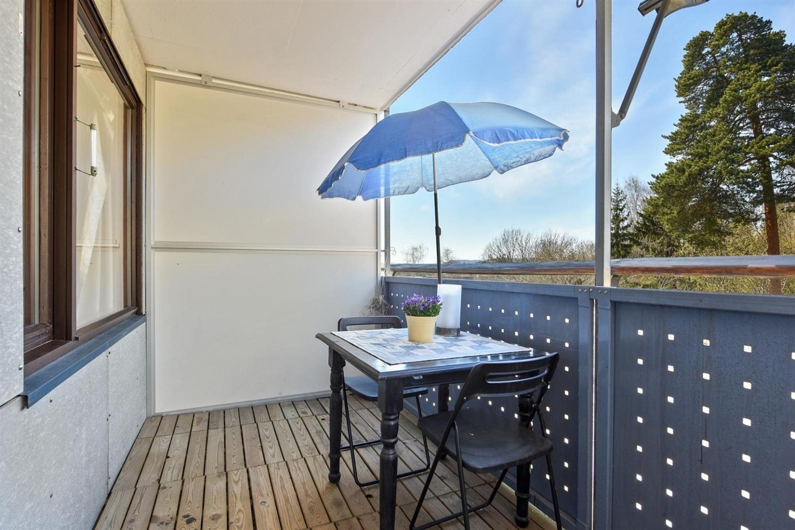 Sett deg ned og lytt til fuglesangen. Galleribilde