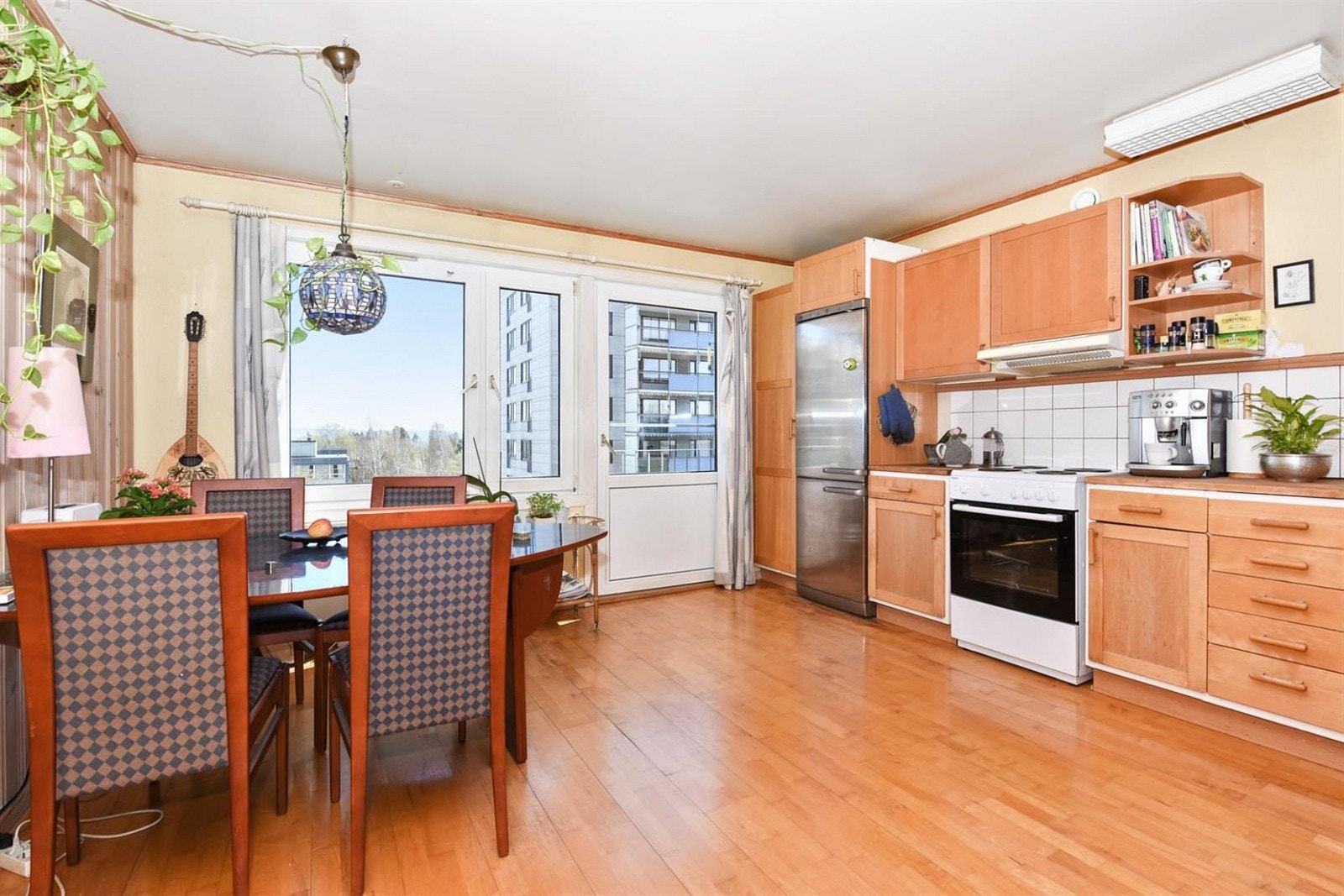 Kjempefint utsyn fra kjøkken gjennom stort vindu og fransk balkong. Galleribilde