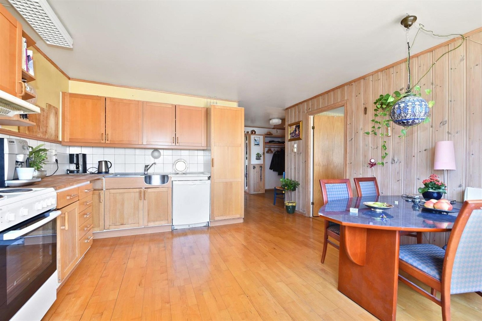 God plass til spisebord. Mye skap- og benkeplass. Galleribilde