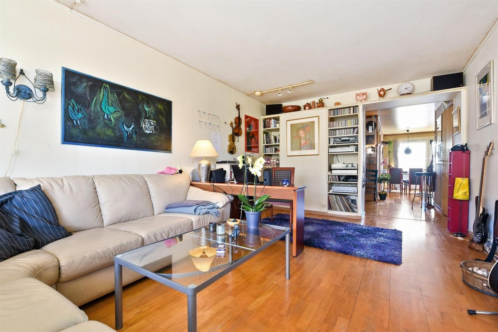 Legg merke til lysgjennomstrømming mellom stue og kjøkken. Galleribilde