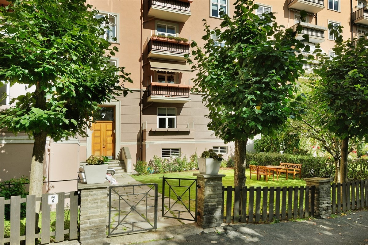 Eksklusiv adresse med grønn forhage. Galleribilde