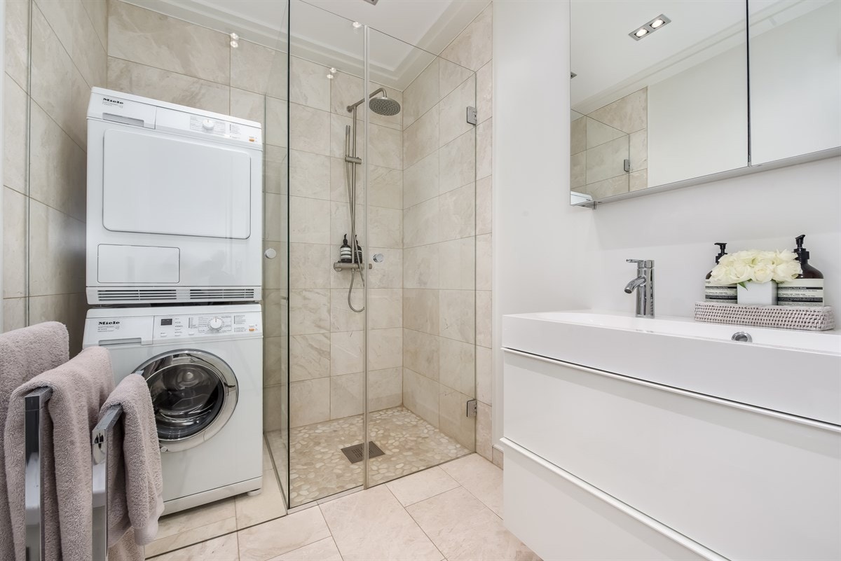 Lyst, stort og pent dusjbad/wc. Opplegg for vaskemaski/tørketrommel. Galleribilde