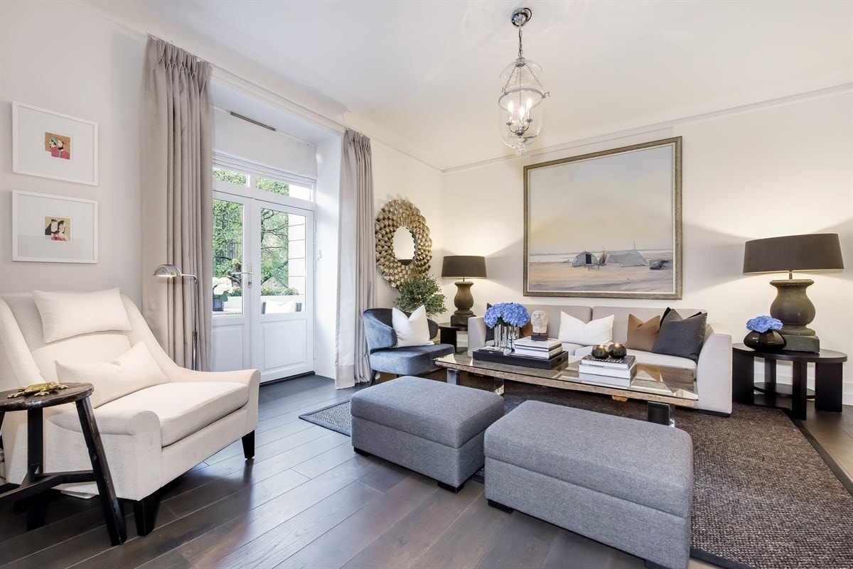 2 fine sydvestvendte stuer mot grønn forhage. Peis i begge stuer. Galleribilde