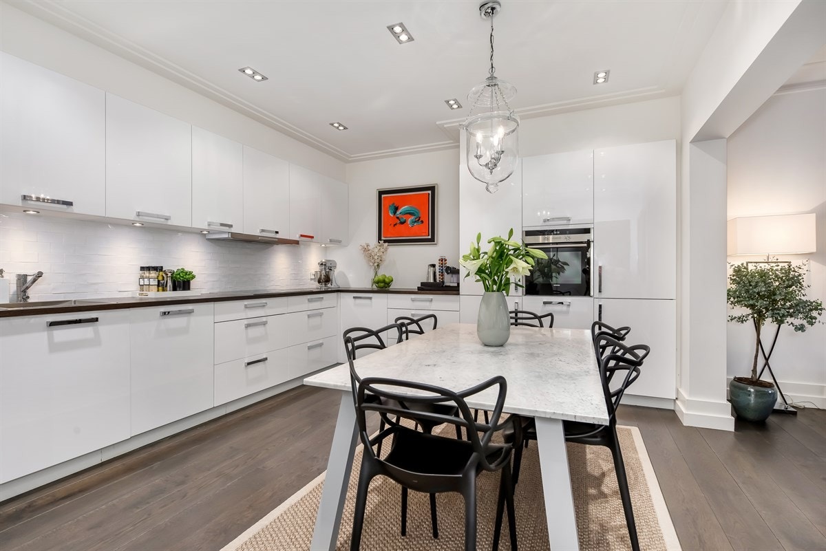 God plass til et stort spisebord på kjøkkenet. Galleribilde