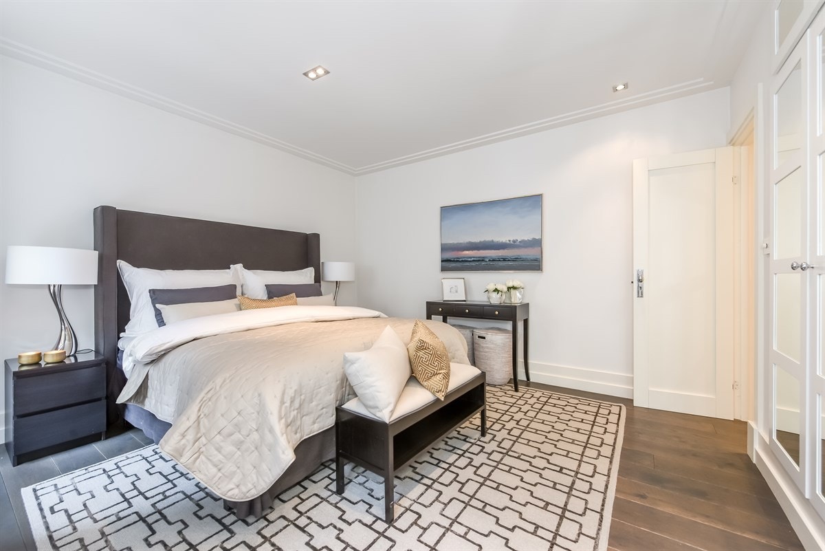 Hovedsoverom mot rolig bakgård. Galleribilde