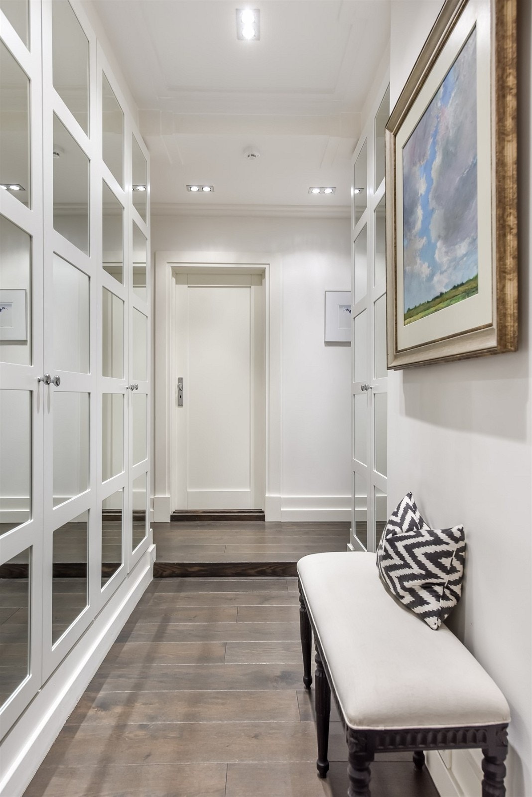 Gang med gode garderobeløsninger og spesiallagde speildører. Galleribilde