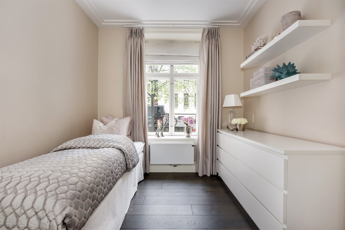 Soverom 2 mot rolig bakgård. Spesiallagde speilgarderober på soverommet. Galleribilde