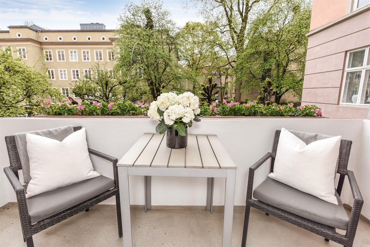 Sydvestvendt balkong på ca. 3,9 kvm. Galleribilde