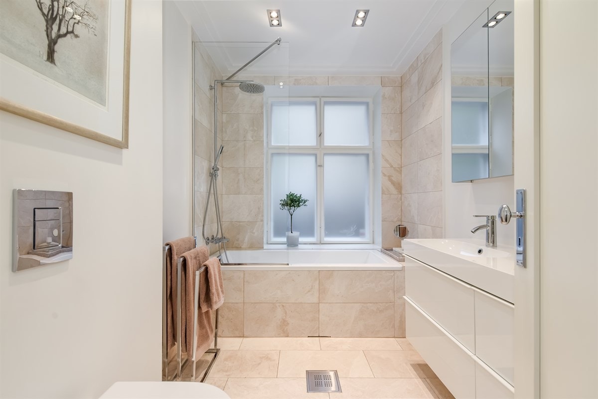 Lyst, stort og pent hovedbad/wc. Galleribilde