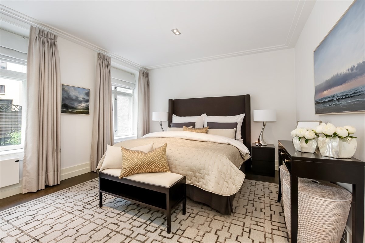 Spesiallagde speilgarderober og store vinduer i hovedsoverom. Galleribilde