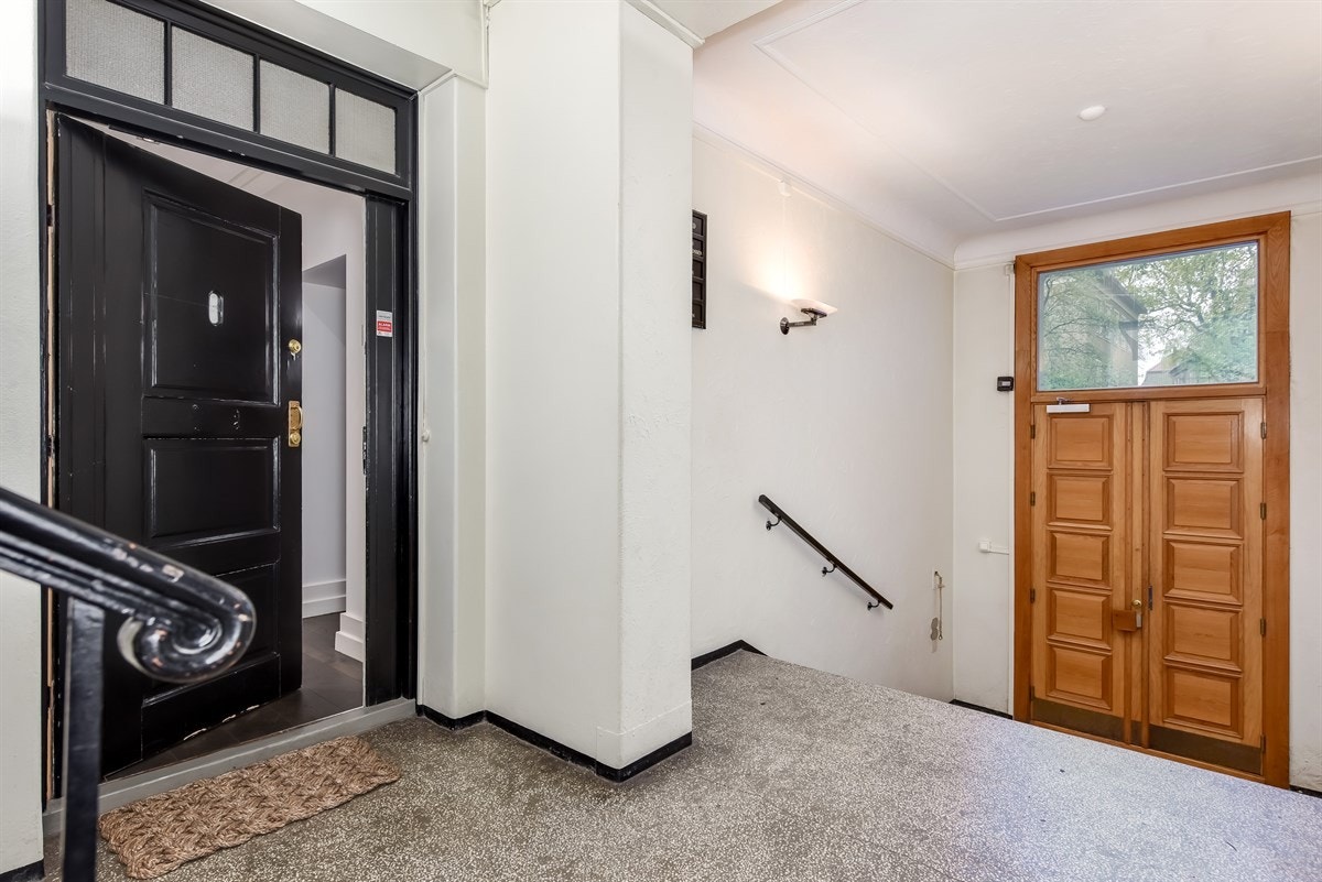 Representativ gård med pen oppgang. Galleribilde