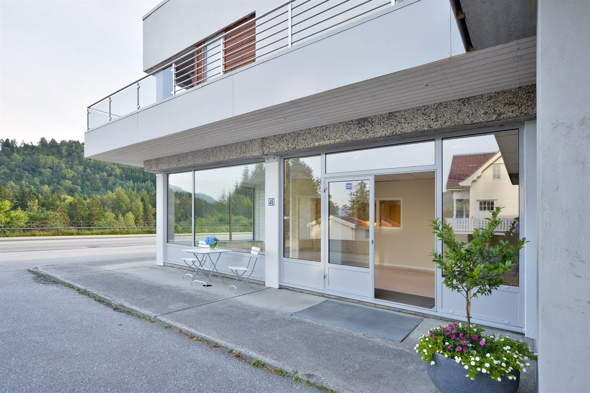 Store gode vindusflater - gir mye lys og et godt utstillingsvindu eller ev. mye dagslys til kontorplasser.