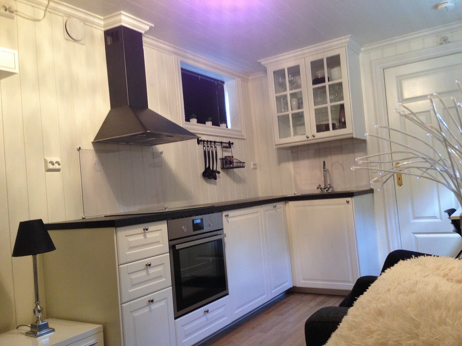 Flott kjøkken med oppvaskmaskin Galleribilde