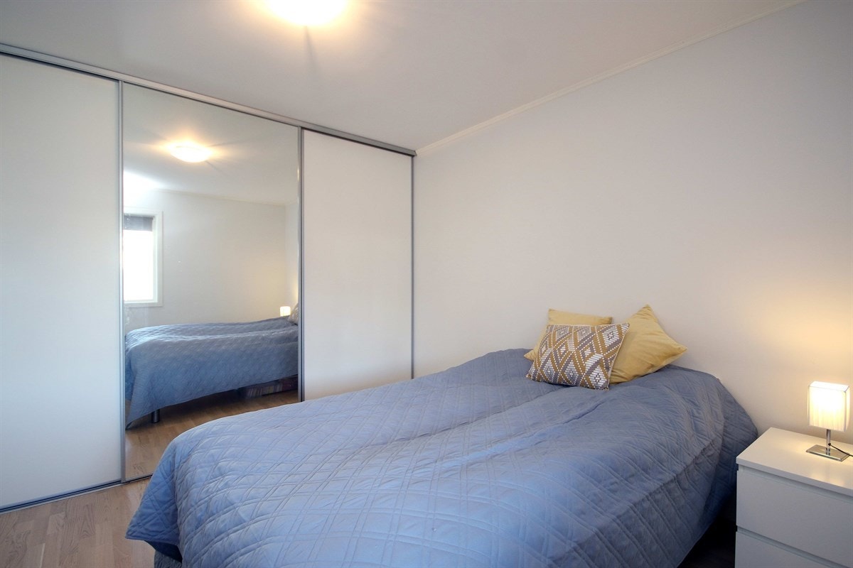 Stort klesskap på hovedsoverommet Galleribilde