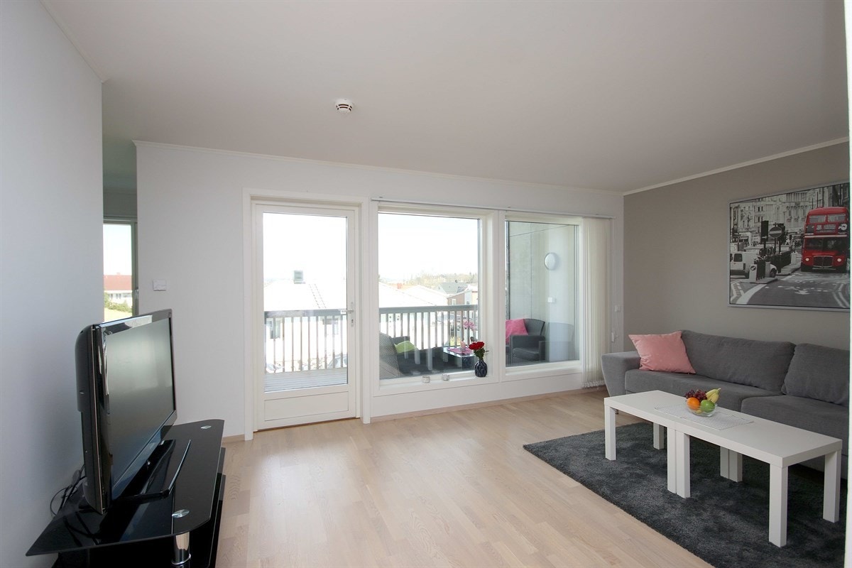 Stue med store vinduer som gir et godt og naturlig lysinnslipp Galleribilde