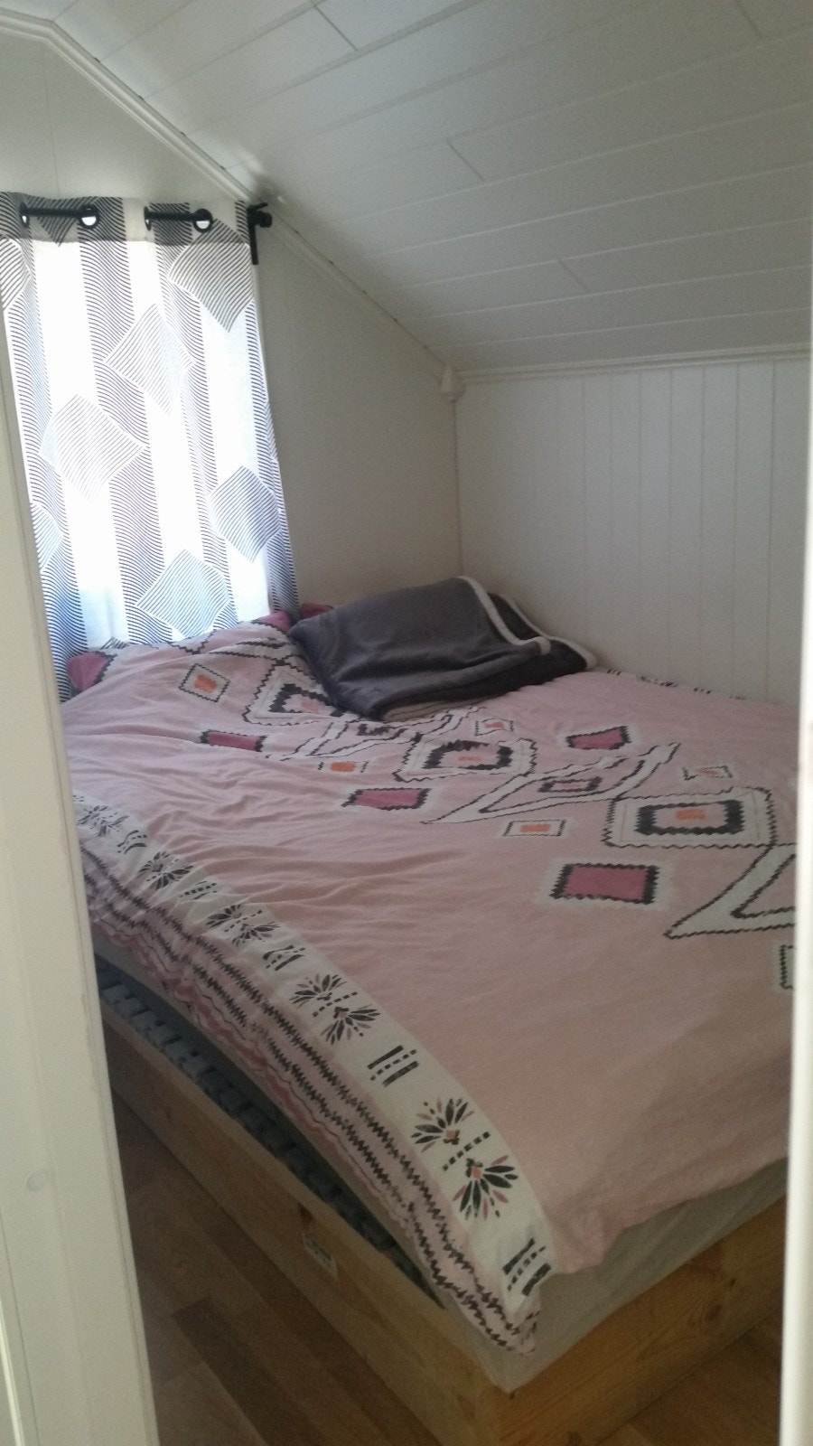 Soverom er ca 180 cm bredt ( her avbildet med 160 cm seng) Galleribilde