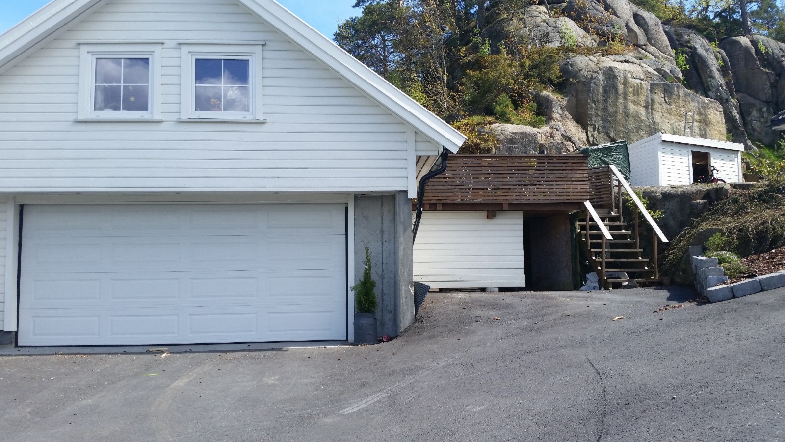 Parkeringsplass og inngang fra terrasse. Galleribilde