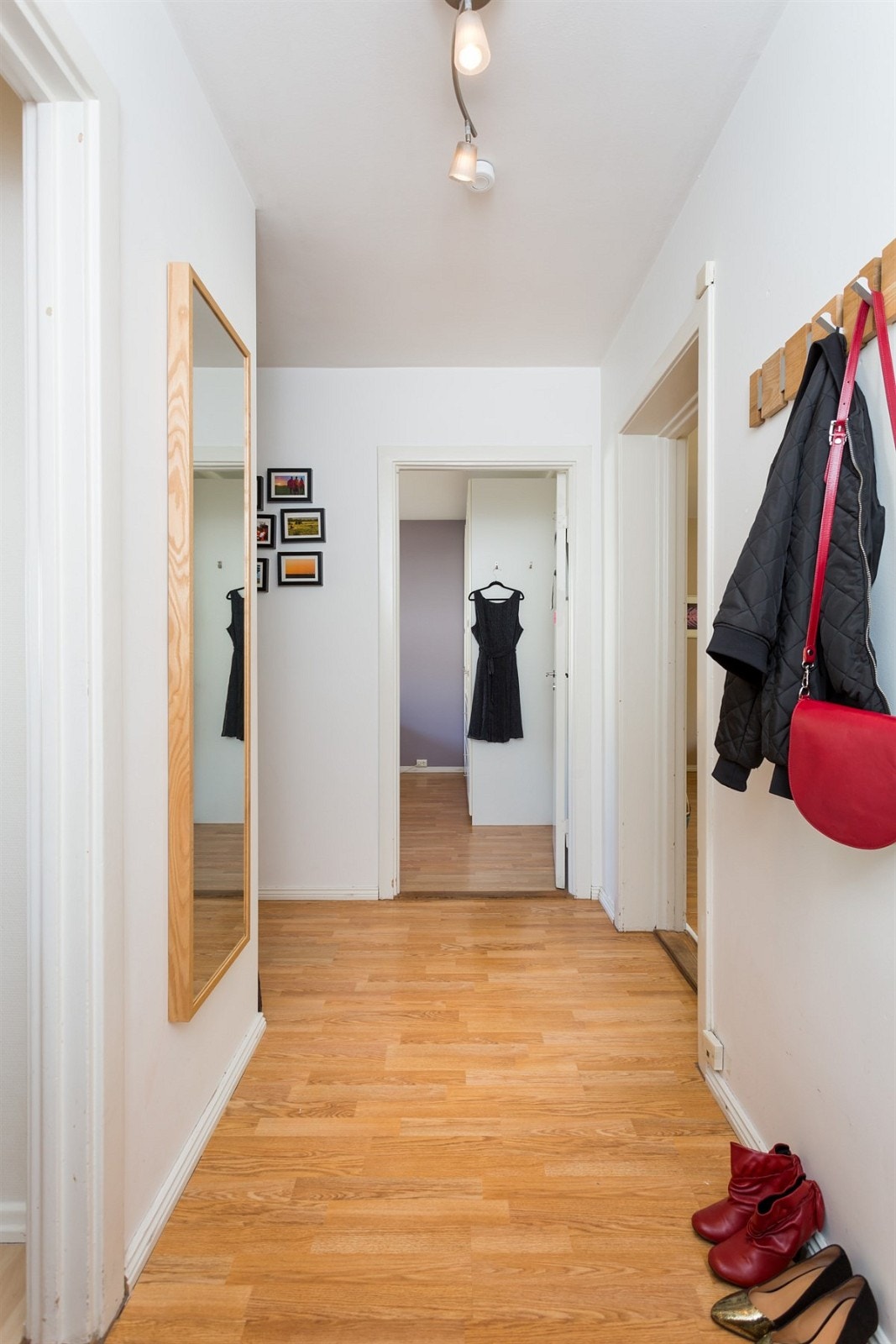 En lys og innbydende entré med god plass til oppbevaring av sko og jakker. Callinganlegg med døråpner. Brann- og lydklassifisert entredør. Galleribilde