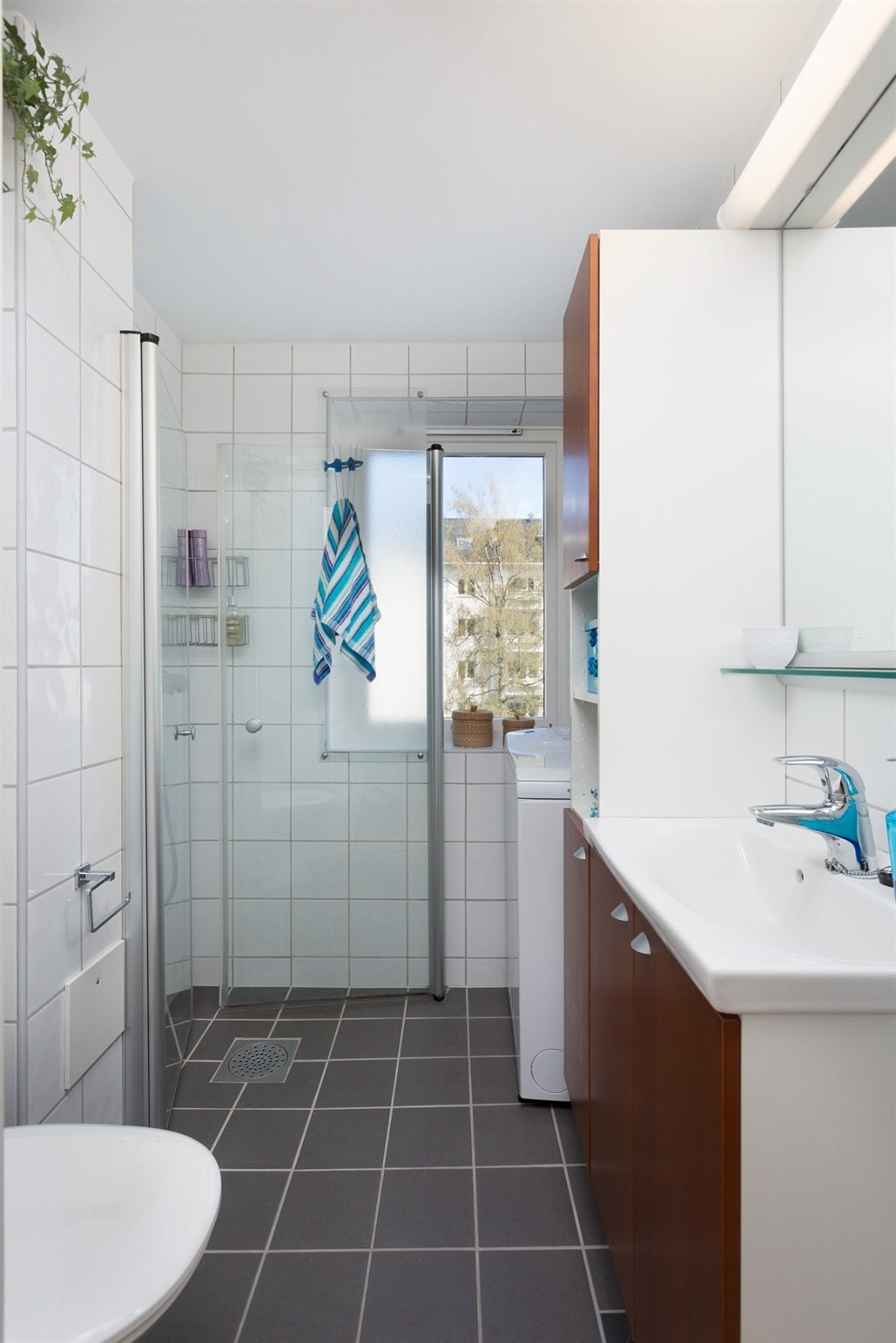 Pent flislagt bad med varmekabler i gulv, opplegg til vaskemaskin og downlights i himlingen. Nytt bad i 2006 i regi av borettslaget. Galleribilde