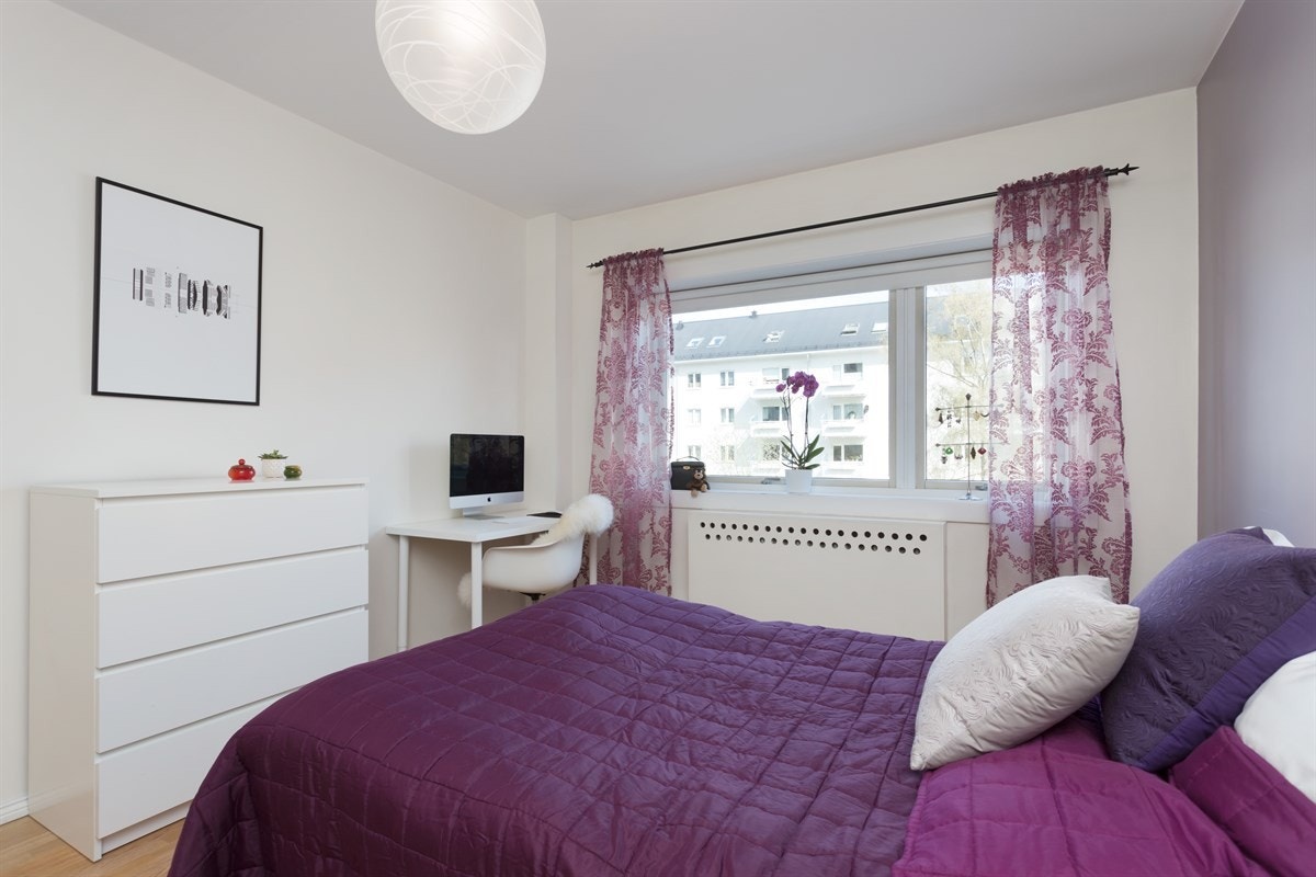Romslig soverom med god plass til både dobbeltseng og flere garderobeskap. Vender mot rolig bakgård. Galleribilde