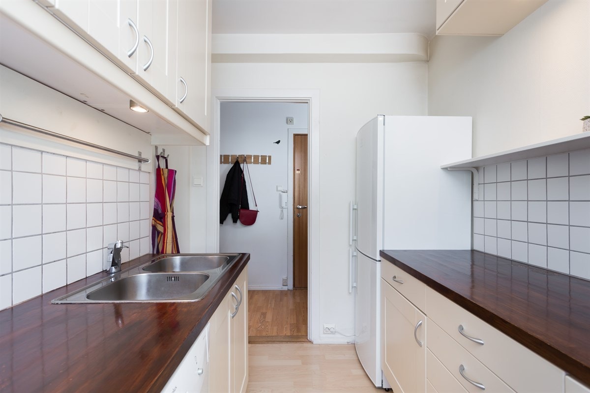 Pent og romslig kjøkken, plass til mye benk-/skapløsninger. Kjøkken kan flyttes til stuen for å få 2 soverom og begge blir vendt mot bakgård. Galleribilde