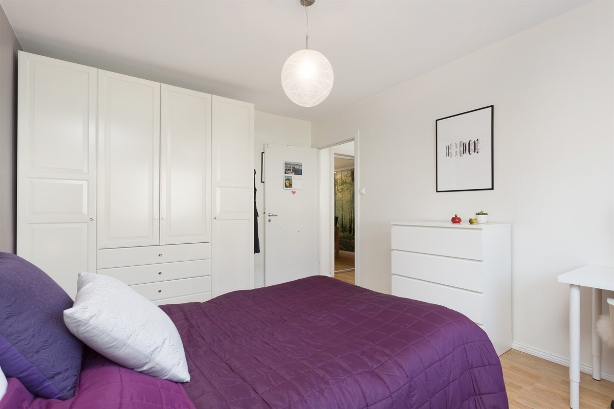 Romslig soverom med god plass til både dobbeltseng og flere garderobeskap. Uten innsyn. Vender mot rolig bakgård. Galleribilde