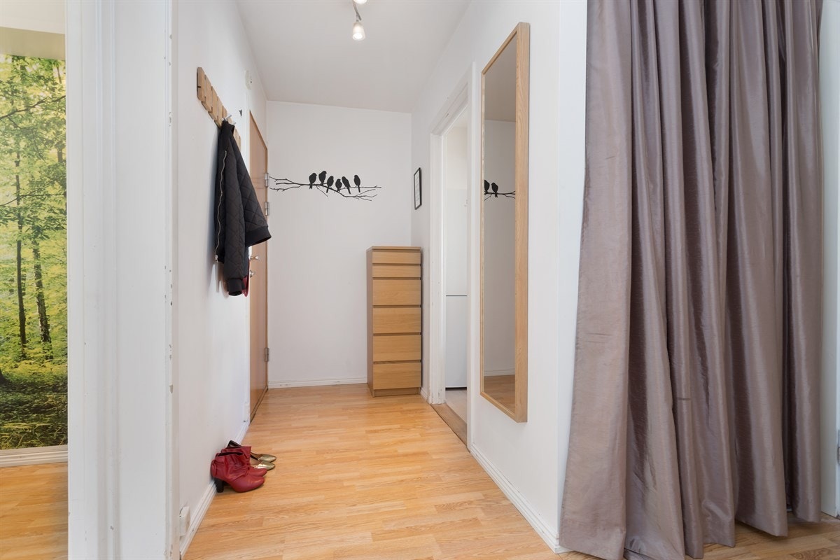 En lys og innbydende entré med god plass til oppbevaring av sko og jakker. Callinganlegg med døråpner. Brann- og lydklassifisert entredør. Galleribilde