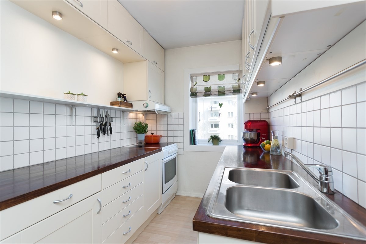 Pent og romslig kjøkken, plass til mye benk-/skapløsninger. Kjøkken kan flyttes til stuen for å få 2 soverom og begge blir vendt mot bakgård. Galleribilde