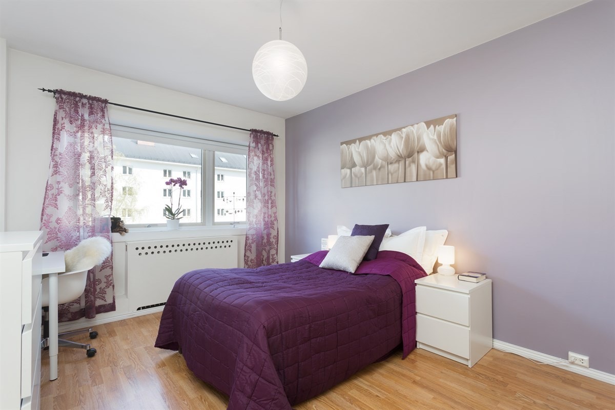 Romslig soverom med god plass til både dobbeltseng og flere garderobeskap. Uten innsyn. Vender mot rolig bakgård. Galleribilde