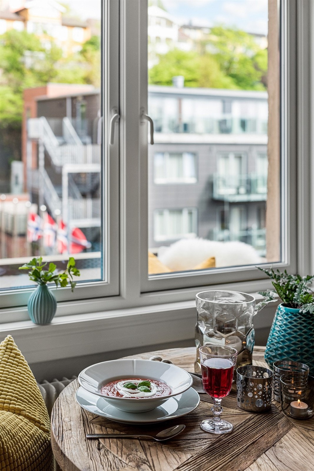 Her får du et luftig utsyn mot Kampen hvor grønne tretopper titter frem inniblant bebyggelsen. Galleribilde