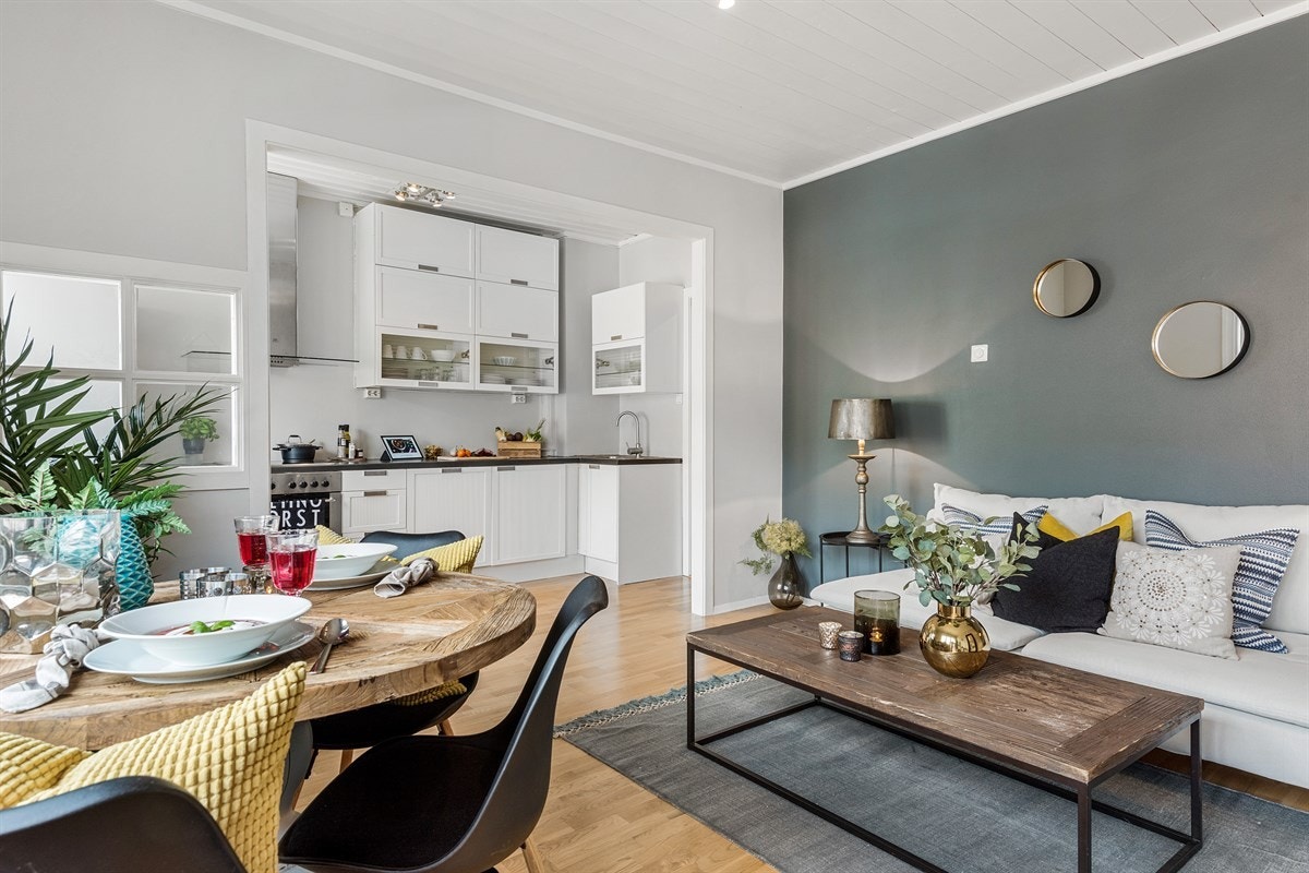 I stuen rommer man både sofagruppe og spisebord. Galleribilde