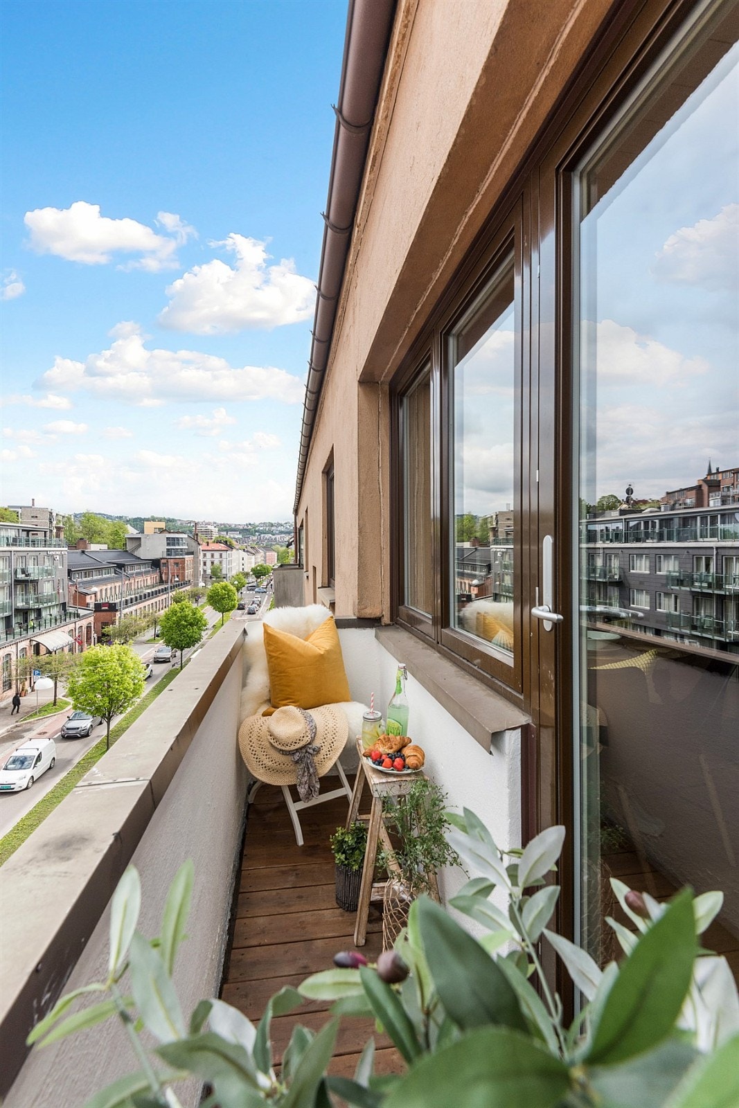 Fra stuen er utgang til en intim balkong med plass til en stol eller to. Galleribilde