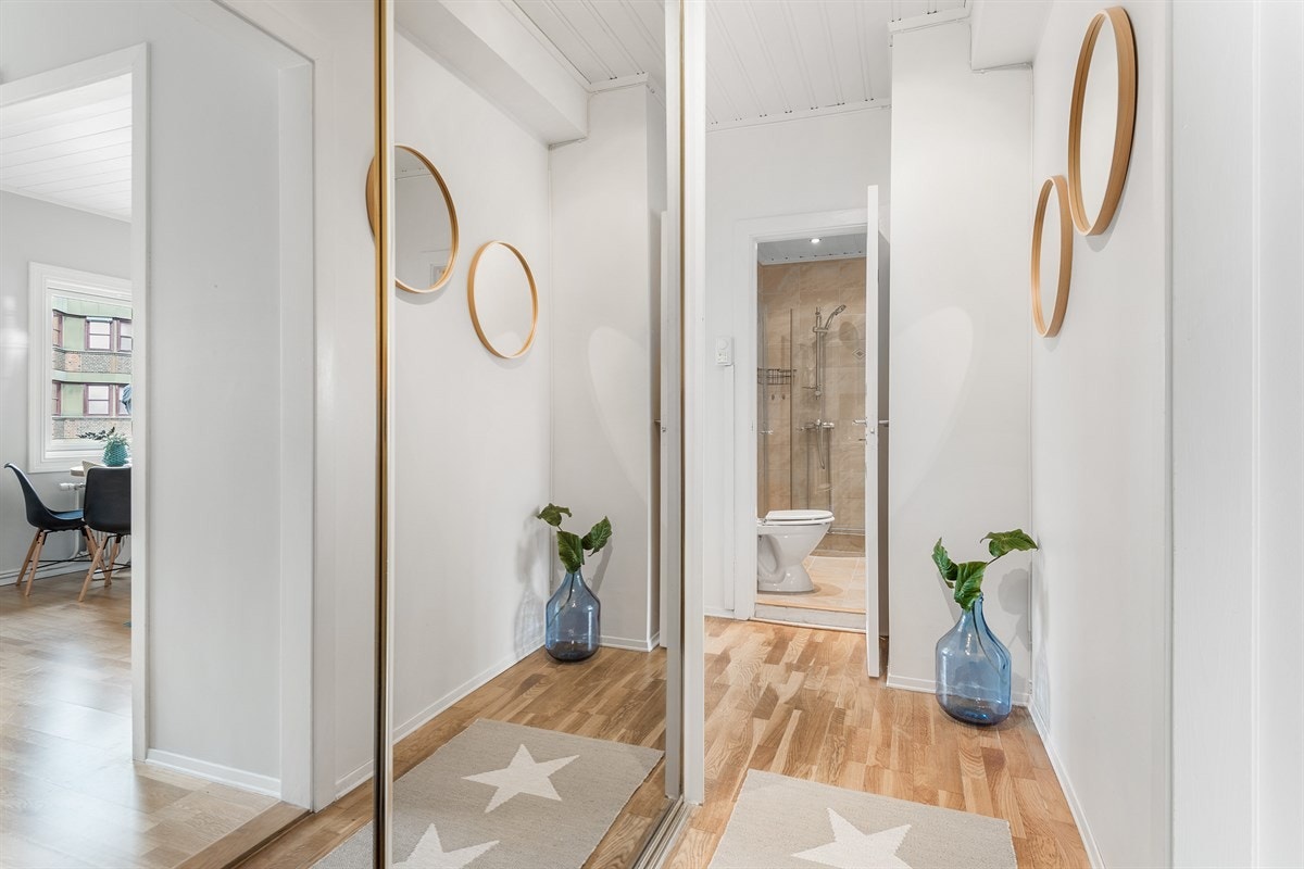 Gangen fungerer som et praktisk knutepunkt i midten av boligen med tilgang til alle rom. Størrelsen er god, med skyvedørsgarderobe og øvrig plass til innredning etter smak og behag. Galleribilde