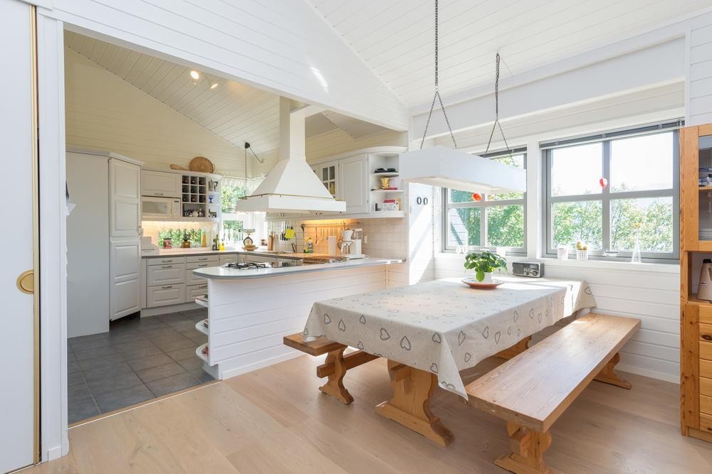 Kjøkken med kjølehjørne og flislagt gulv med varme Galleribilde