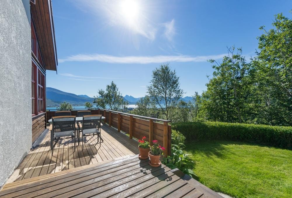 Fantastisk utsikt fra terrassen mot sjøen og fjellene på Hinnøya Galleribilde