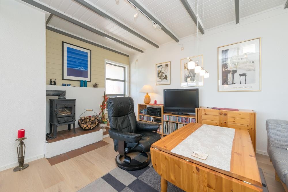 Del av stue/ tv stue med bla. vedovn Galleribilde