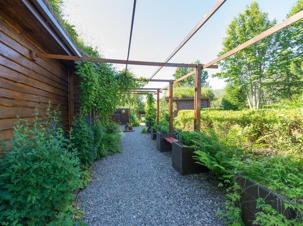 Vestvendt hage, rikt beplantet med prydbusker og blomster Galleribilde