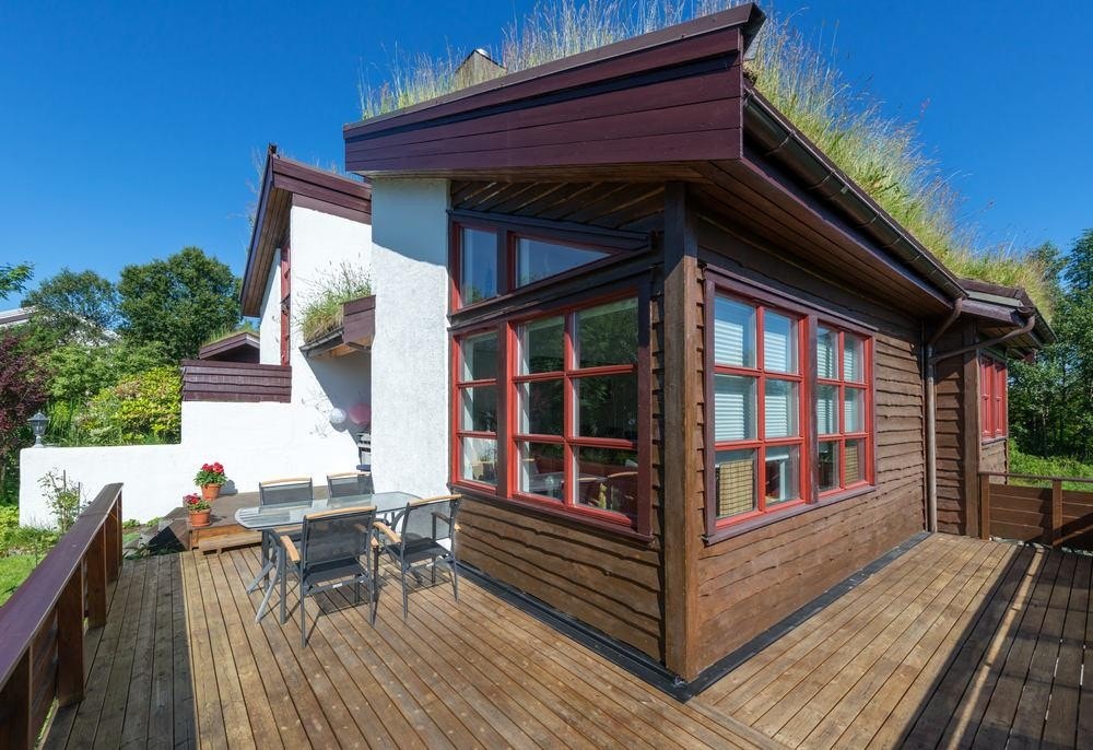 Store vindusflater som gir mye lys og meget god utsikt Galleribilde