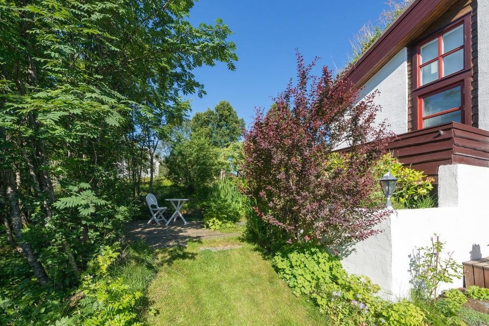 Lun sitteplass i hagen Galleribilde