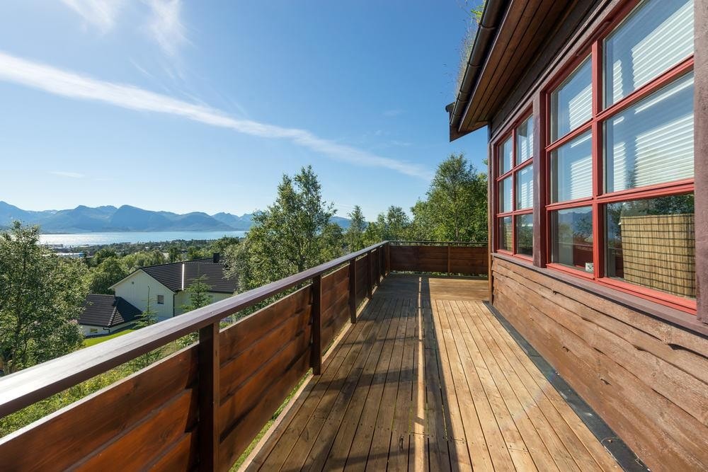 Fantastisk utsikt fra terrasse mot Møysalen Galleribilde