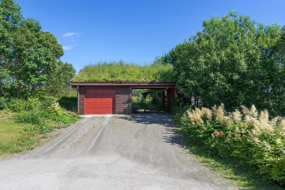 Garasje og carport og innkjøring til eiendommen Galleribilde