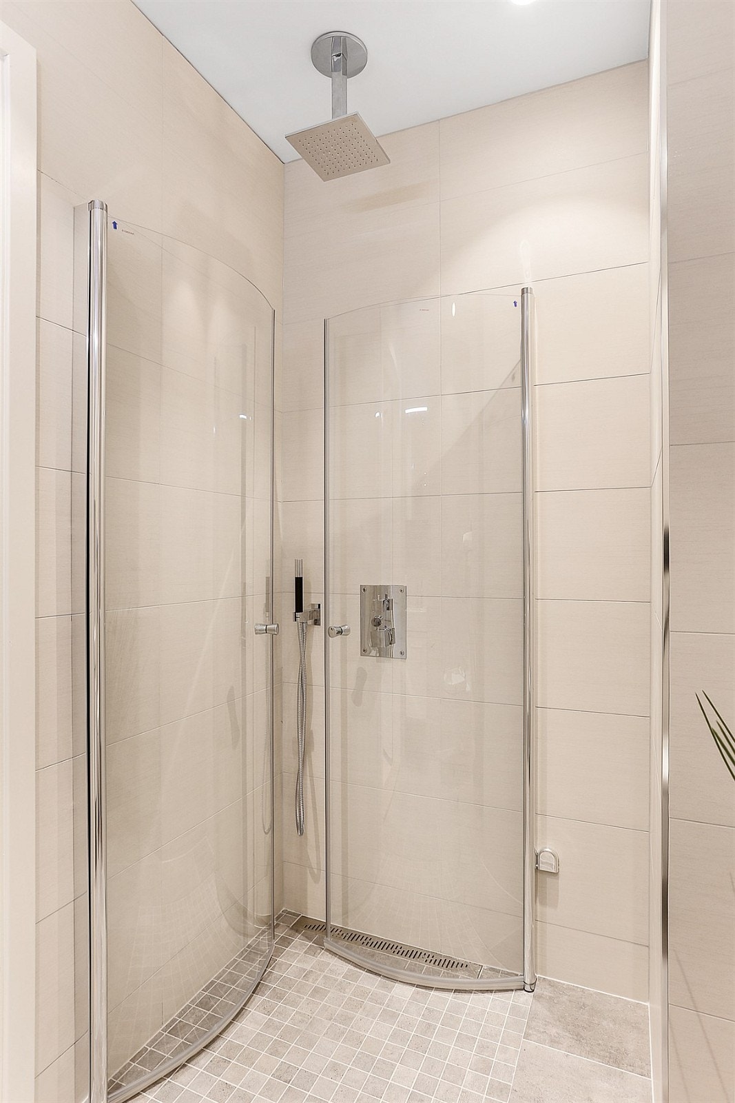 Dusjnisje med dusjhode montert i taket Galleribilde