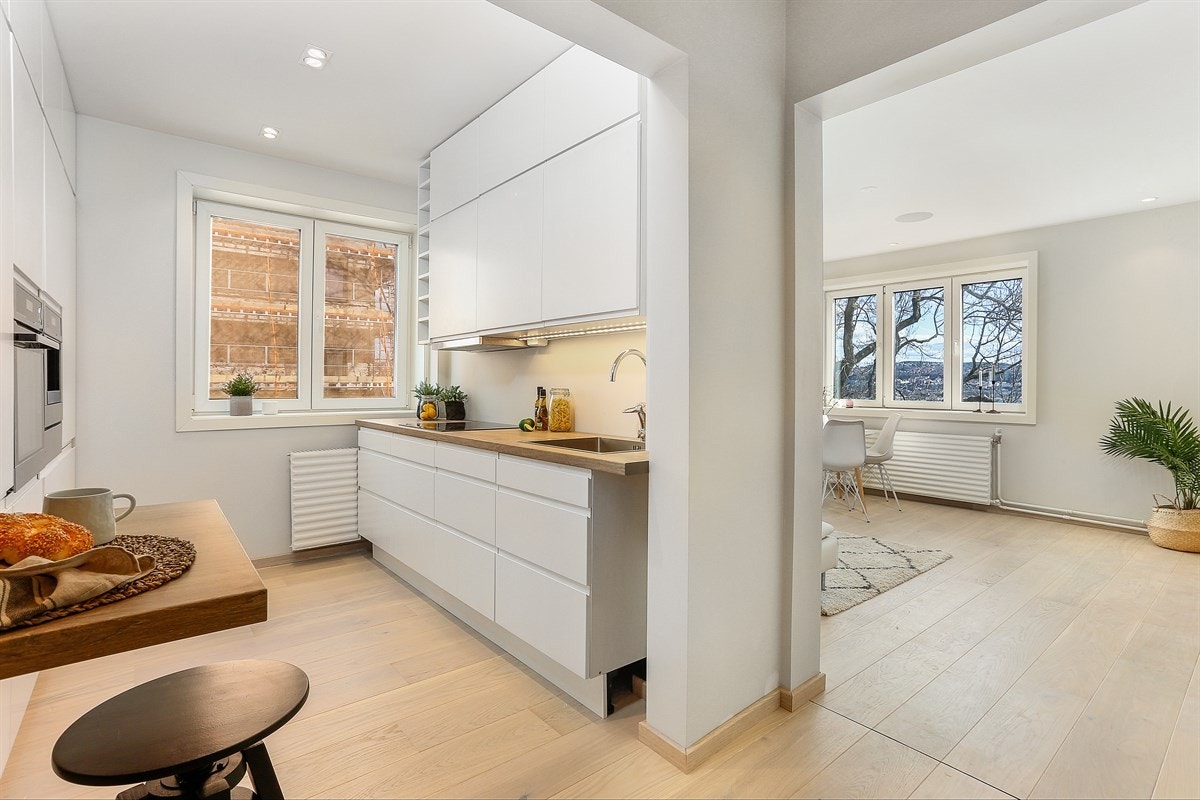 Fra gangen mot kjøkkenet og stuen Galleribilde