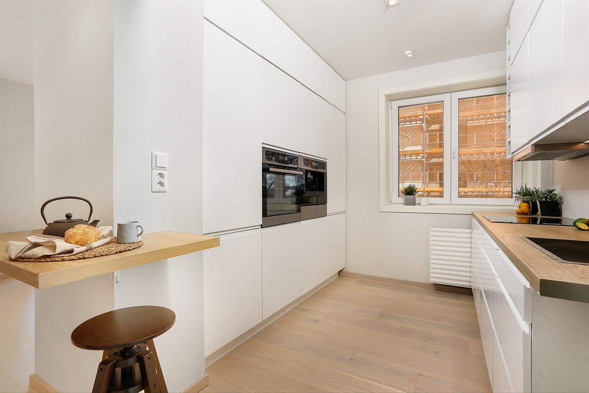 Kjøkken med integrete hvitevarer Galleribilde